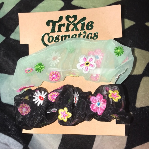 🌸💜🆕BNIP! NEVER WORN!Trixie Cosmetics RARE!SO!HARD TO GET!Scrunchies Set!💐🌻 - Picture 2 of 6